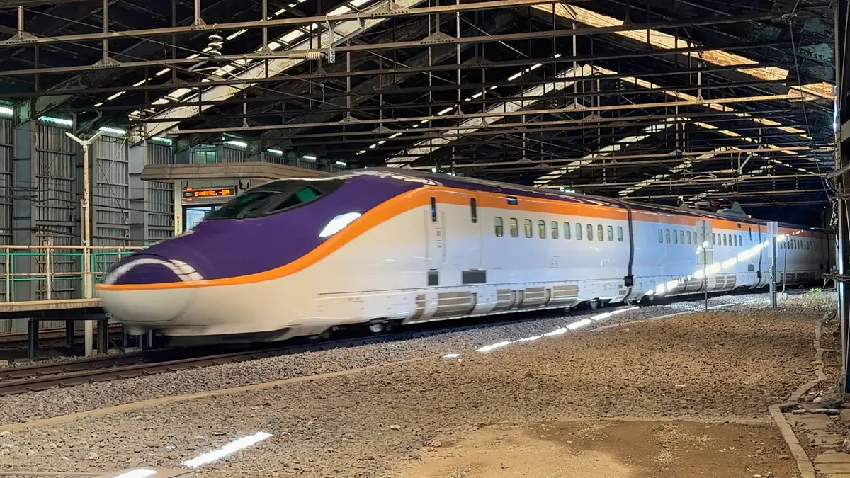 スノーシェッド内を駆け抜けるE8系 = 2026年9月5日14時55分 峠駅