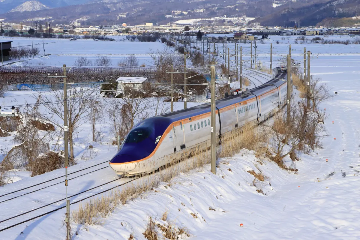 山形新幹線E8系 = 2025年2月1日 石曽根跨線橋