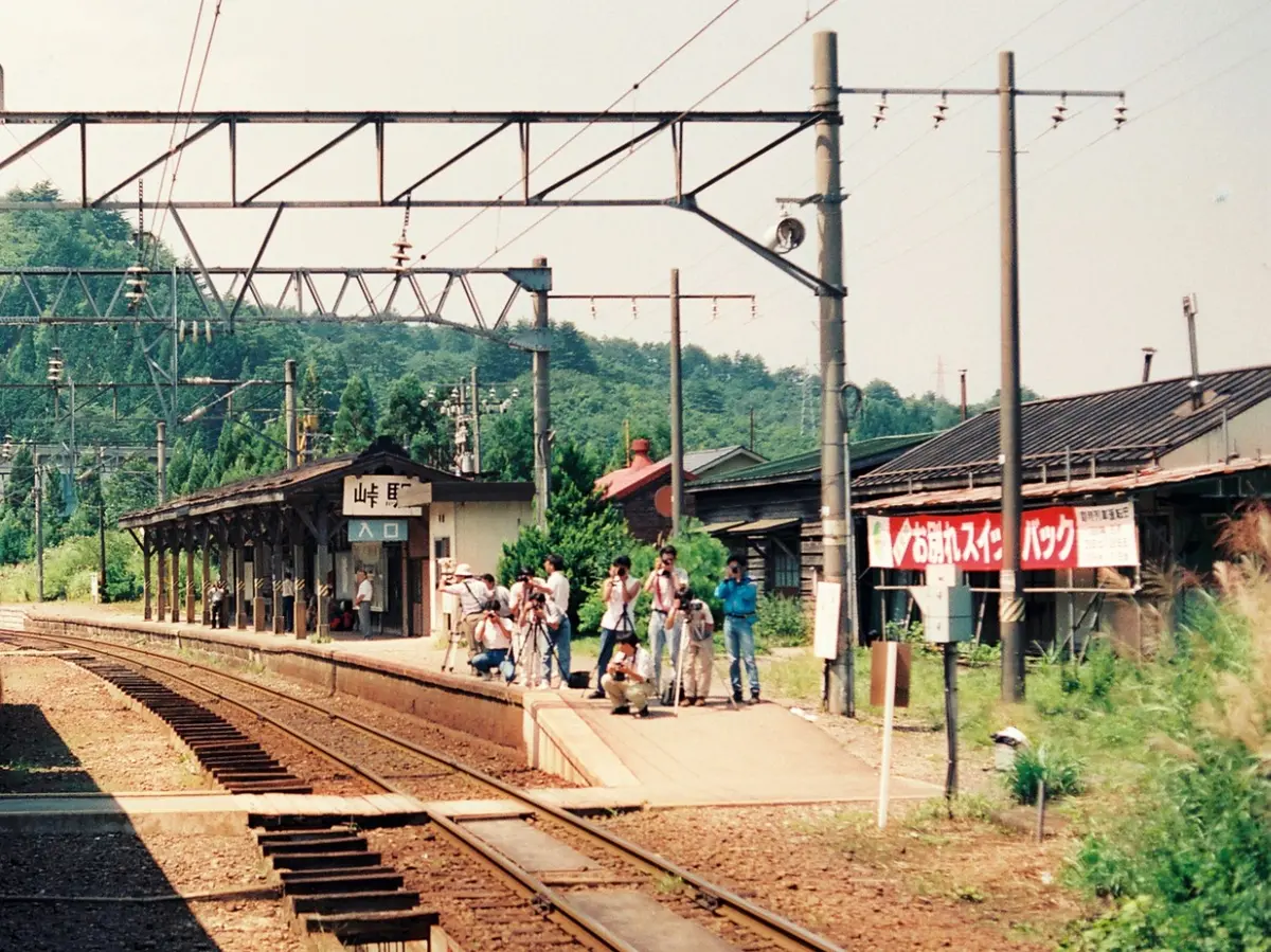 スイッチバック時代の峠駅 = Wikipedia Photo by Si-take. 1990年8月