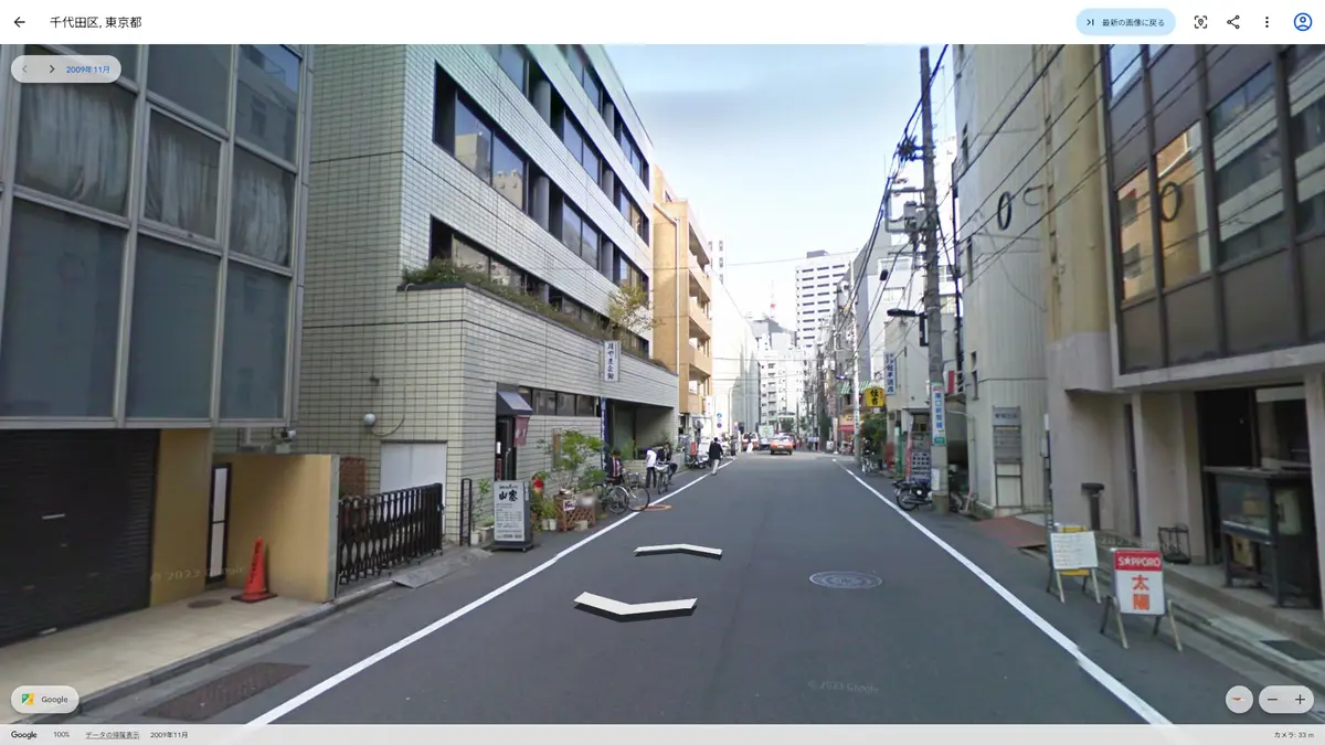 月やま会館の建物と通り = ©Google 2009年11月撮影