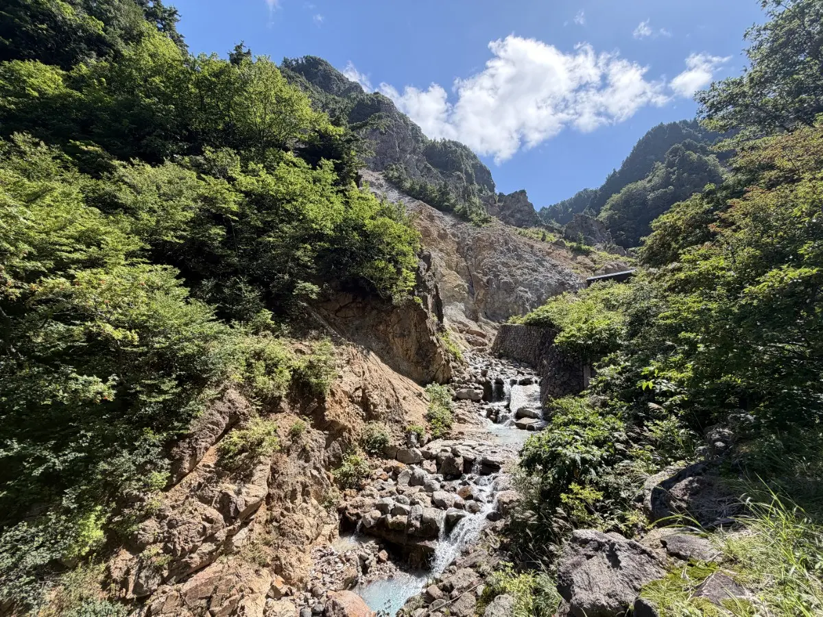 スイッチバックの先にある混浴露天風呂・山形 姥湯温泉を目指して 実際どうだった?温泉の質や道のりは? の写真