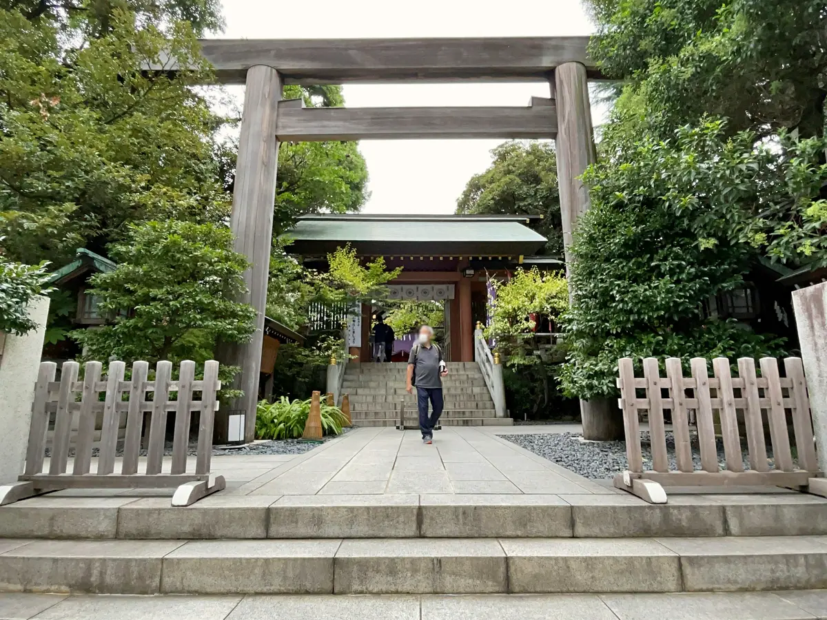 神社に面する道路は「大神宮通り」と呼ばれている = 2025年9月27日 東京大神宮