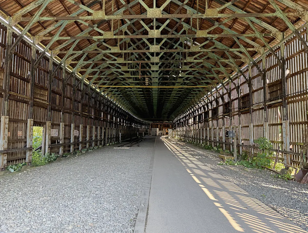 旧ホームに繋がっていたスノーシェッド。写真奥が現在のホーム、当時の線路の一部(写真中央左側)が残っている = 2026年9月5日 峠駅