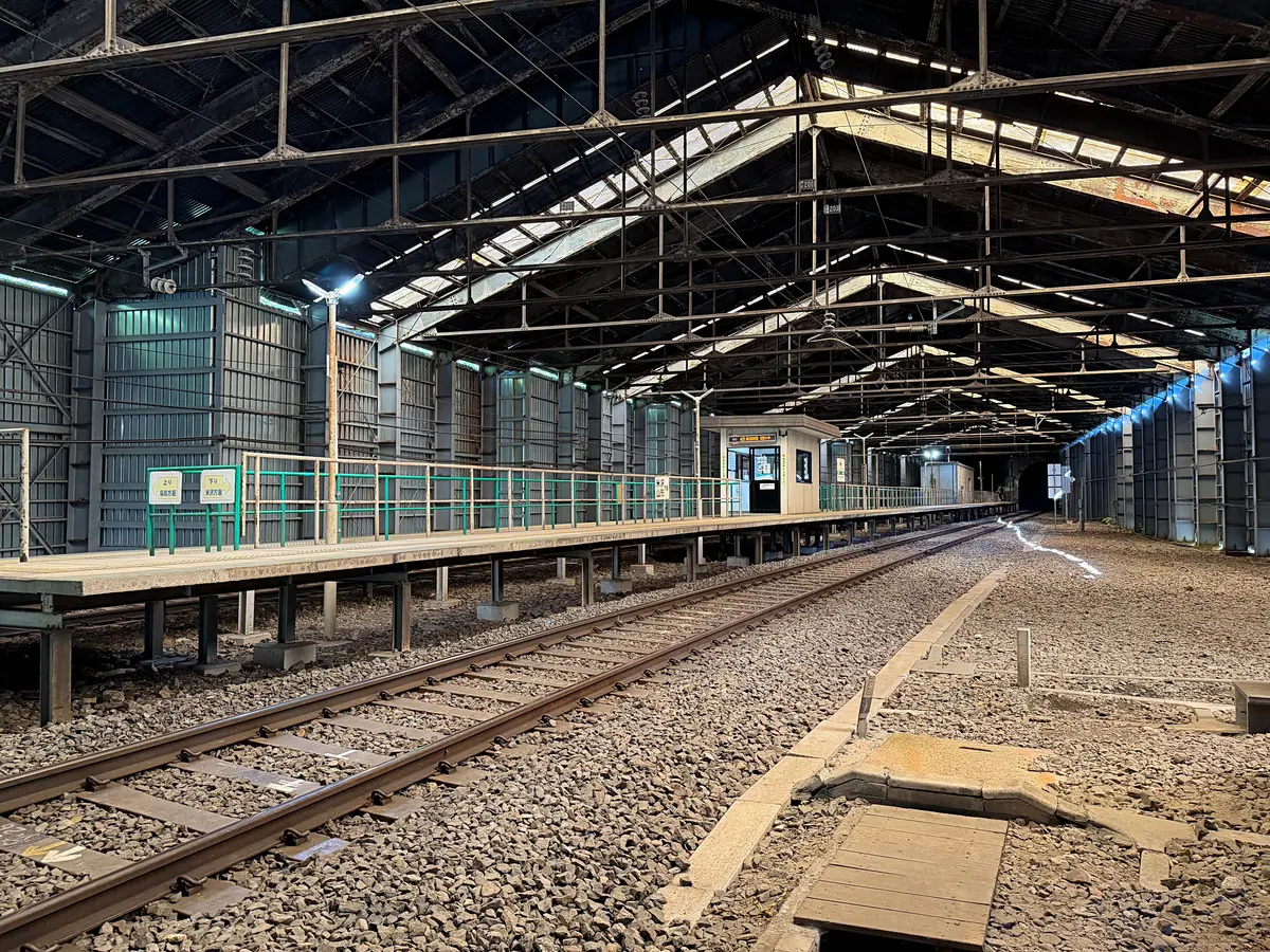 ホームと待合室、写真手前の線路が下り線 = 2026年9月5日 峠駅