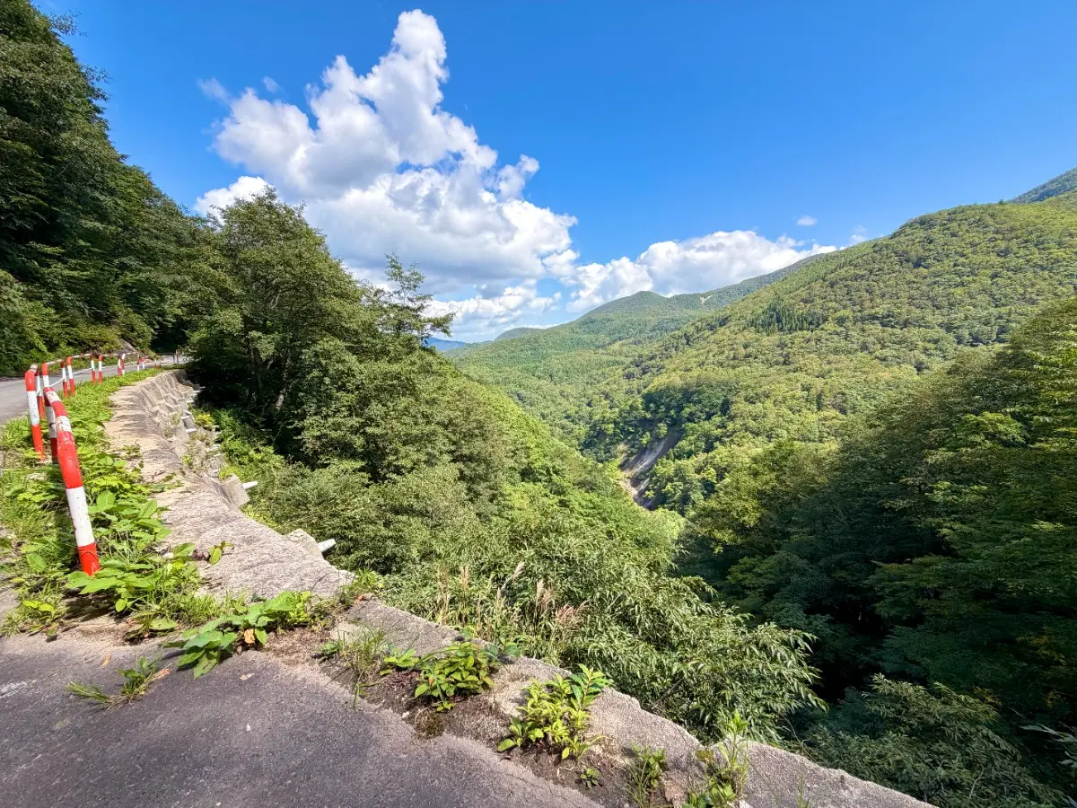 スイッチバックの先にある混浴露天風呂・山形 姥湯温泉を目指して 実際どうだった?温泉の質や道のりは? の写真