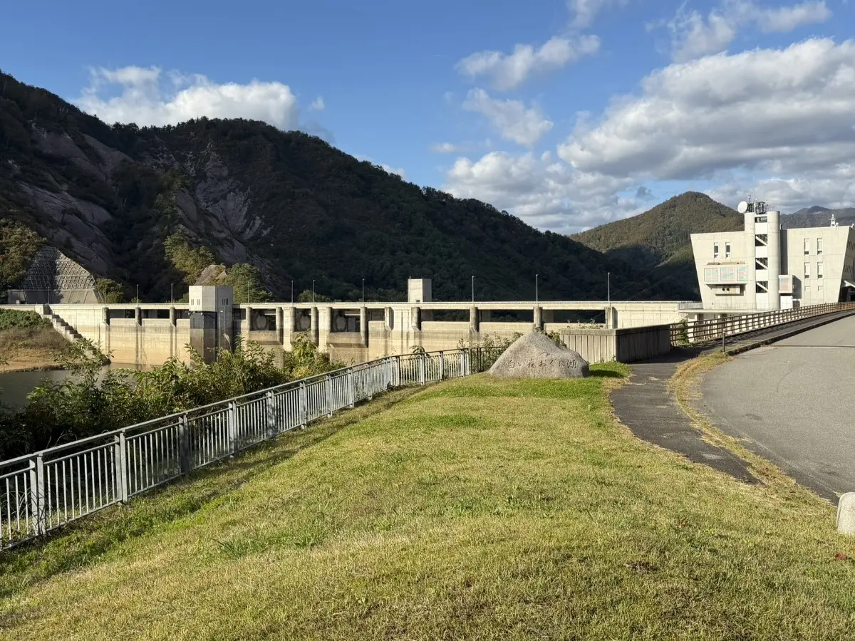 右側にダム交流館「きてくろ館」があります