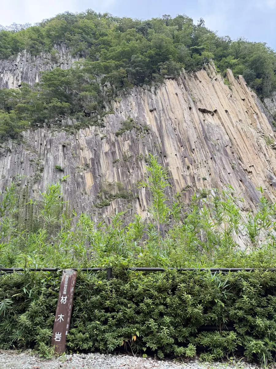 少し歩くと川を挟んで間近で見られます
